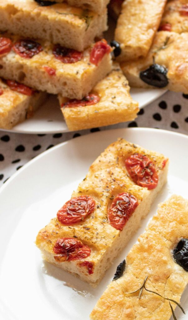 Focaccia med Solmogna Tomater och Saftiga Oliver