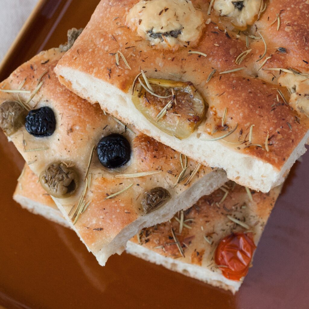 FOCACCIA MED SOLMOGNA TOMATER OCH SAFTIGA OLIVER