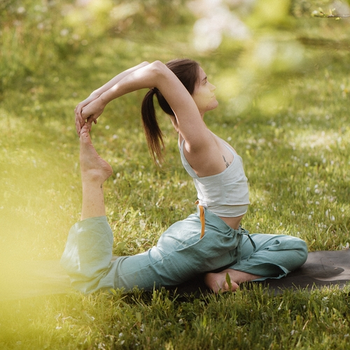 Yoga i trädgården